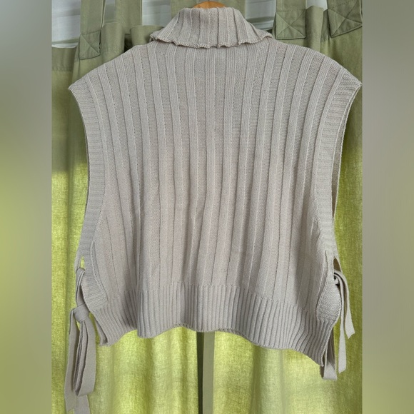 Turtle Neck Sleeveless Sweater - Picture 2 of 2